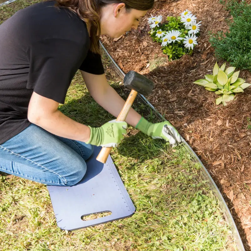 Installation de la bordure à l'aide d'un maillet