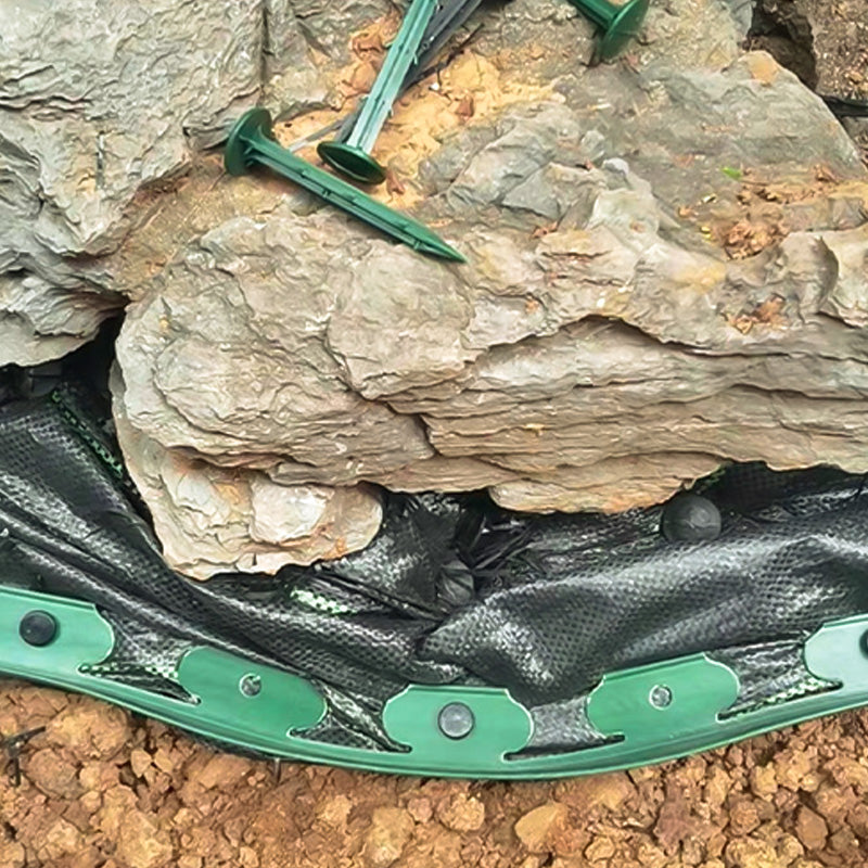 Bordure verte retenant gravier et paillage le long d'une rocaille