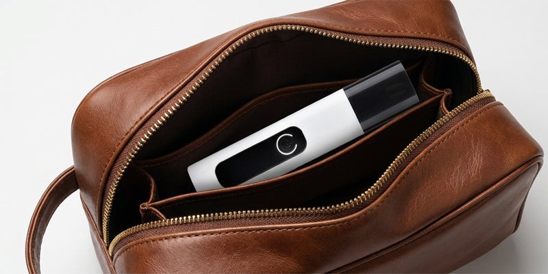 Tondeuse rangée dans une trousse de toilette en cuir